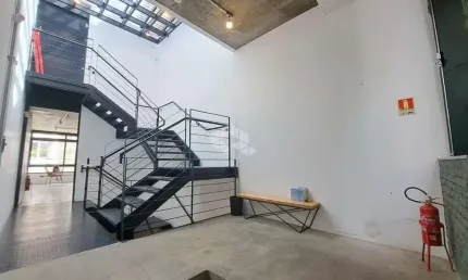 Prédio comercial, com 4 pisos com terraço no bairro centro histórico, porto alegre.
