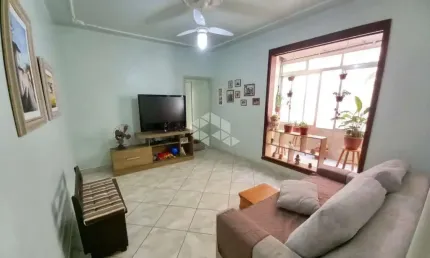 Apartamento 3 dormitórios frente com sacada, living, 1 lance de escada.