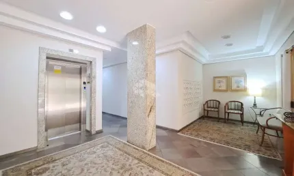 Apartamento, 2 dormitorios, semi-mobiliado, com sacada, 1 vaga, no Bairro Petropolis