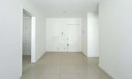 apartamento 1 dormitorio terreo desocupado proximo a encol, 1 lance de escada.