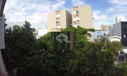 Predio com 3 apartamentos e 3 lojas todos alugados esquina protasio alves.