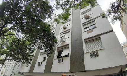 Apartamento de 2 dormitórios com sacada, reformado, junto a Hospital Moinhos e Clinicas