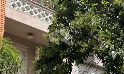 Apartamento 3 dormitorios desocupado de frente com sacada.