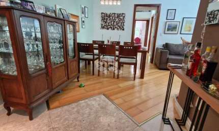 APARTAMENTO COM 3 DORMITÓRIOS, 2 BANHEIROS, REFORMADO, 2 CLOSETS DE FRENTE