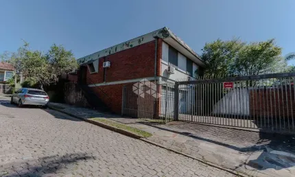 Se você procura um imóvel que possa ser a sede da sua empresa ou o lar dos seus sonhos em um local nobre de Porto Alegre, esta ampla casa é perfeita p