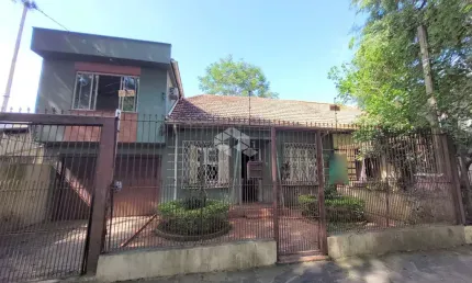 Casa a venda em frente a praça araribóia, no petrópolis