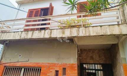 Casa antiga na rua Carlos Trein Filho no bairro Auxiliadora em Porto Alegre para reformar e vender