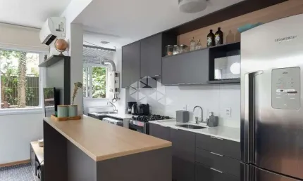 Apartamento em Porto Alegre, bairro Teresópolis. Com 2 dormitórios, sendo 1 suíte, banheiro auxiliar,  1 vaga de garagem coberta e escriturada. Semi m