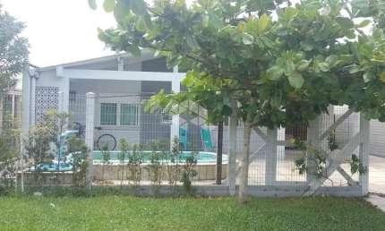 Excelente casa de praia completa, com pátio e piscina na frente em Atlântida Sul