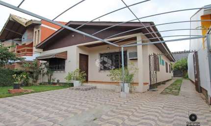 Casa no bairro Guarujá em Porto Alegre, com 3 dormitórios e pátio