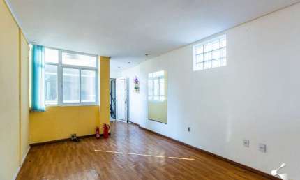 Grande Sala comercial com ótima localização, na Andaradas,  próximo a Praça Anes Dias