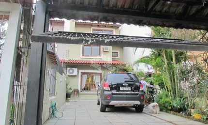Excelente casa 3 dormitórios com uma suíte, 2 vagas de garagem e piscina à venda no Guarujá.