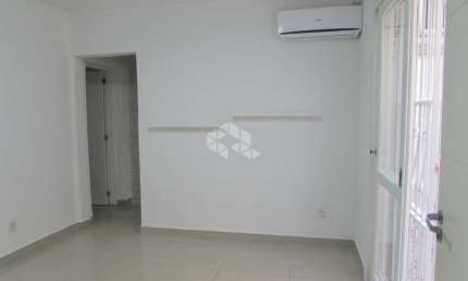 Apartamento 1 dormitório no bairro Petrópolis com área externa lateral e pátio próxima da Encol.