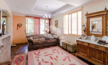CASA 6 QUARTOS, 1 SUÍTE E 6 VAGAS DE GARAGEM NA VILA CONCEIÇÃO.