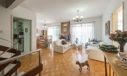 Casa Residencial excelente com 3 dormitórios/quartos ( 1 suíte com closet )