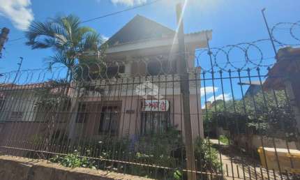 Ampla casa à venda no bairro Vila João Pessoa em Porto Alegre.