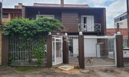 Excelente casa de 4 dormitórios e piscina no bairro Chacará das Pedras, Porto Alegre.