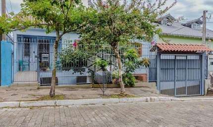 Casa com 5 dormitórios, 1 vaga, 244 m², com pátio, Bairro Vila Nova - Porto Alegre