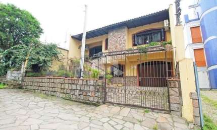 Casa Sobrado à venda no bairro Passo da Areia, em Porto Alegre.