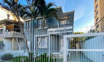 Casa com escritório, 4 dormitórios, 2 vagas, 2 pavimentos 482 m², bairro Santa Cecília - Porto Alegre