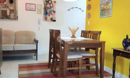 Apartamento a venda  no Bairro Cristo Redentor em Porto Alegre RS. Com 2 dormitórios, 2 banheiros mais dependência de empregada, com 1 vaga de garagem