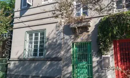 Sobrado a venda no bairro  Floresta. Com 3 dormitórios 2 banheiro com pátio nos fundos