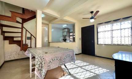 Casa com vista para o Guaíba - 3 dormitórios com possibilidade de 4 dormitórios + garagem.