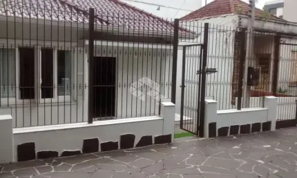 Casa sobrado 03 dormitórios, 03 banheiros, 03 vagas, patio com churrasqueira em porto alegre/rs