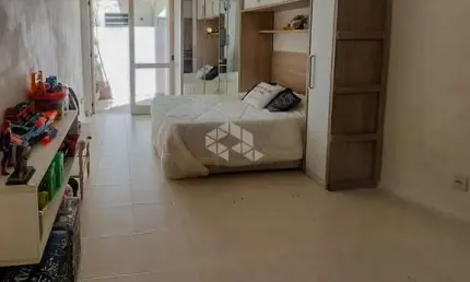 Amplo jk térreo, com 46 m², com jardim de inverno e área de serviço fechada, bairro santa cecília - porto alegre