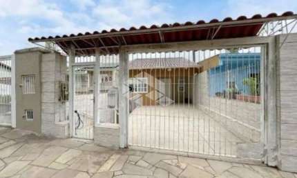 Casa 03 dormitórios,  02 vaga,  com pátio, bairro Medianeira