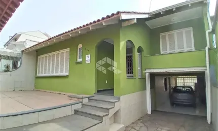 Casa com 5 dormitórios, 1 suíte, sacada, pátio, churrasqueira, piscina e 2 vagas de garagem  no bairro vila ipiranga, em porto alegre