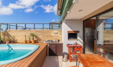 Cobertura reformada com piscina e vista panorâmica!