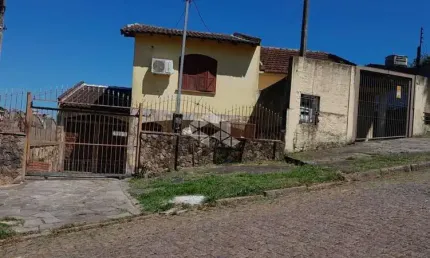 Casa com 3 quartos à venda na Avenida Teresina, 249, Medianeira, Porto Alegre