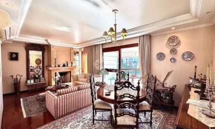 Apartamento 2 dormitórios, 1 suíte, 2 vagas, Petrópolis, Porto Alegre.