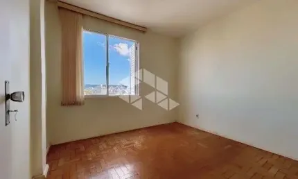 Apartamento de 2 quartos com 1 vaga de garagem no bairro Cidade Baixa em Porto Alegre/RS.