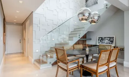 Cobertura com 3 suites e 3 vagas com vista para o guaíba no bairro menino deus.