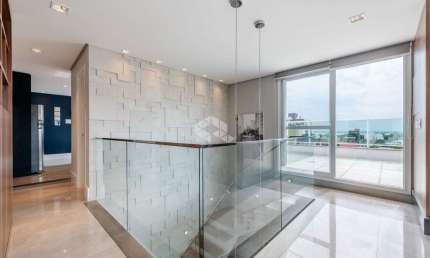 Cobertura com 3 suites e 3 vagas com vista para o Guaíba no bairro Menino Deus.