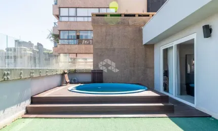 Cobertura de 500 m² na rua santo inácio, com vista espetacular do guaíba e reforma impecável, oferecendo sofisticação, conforto e luxo.