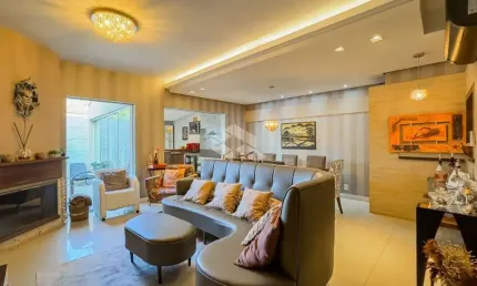 Casa em condomínio com 223 m² privativos, com 3 dormitórios sendo 1 suíte, 3 vagas de garagens + depósito, à venda no bairro jardim carvalho.