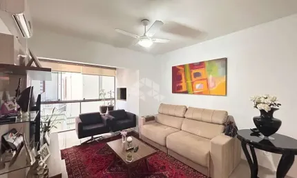 Apartamento central semimobiliado de 2 dormitórios.