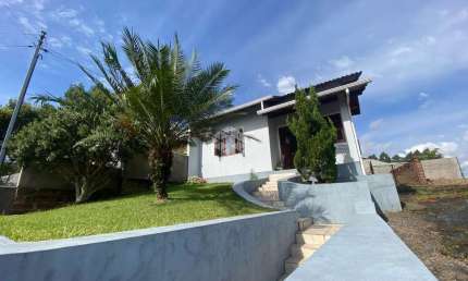 CASA COM 2 DORMITÓRIOS E AMPLO PÁTIO EM LINHA SANTA CRUZ