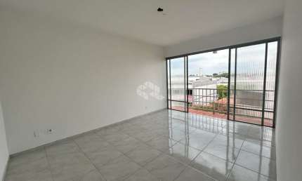 APARTAMENTO AMPLO NO CENTRO COM SACADA, 02 DORMITÓRIOS