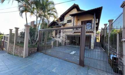 Casa de 3 dormitórios e piscina no bairro Renascença!
