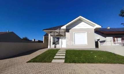 Casa nova de 3 dormitórios, suíte e pátio em Santa Cruz do Sul