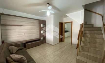 Casa duplex com 2 dormitórios e pátio em Santa Cruz do Sul