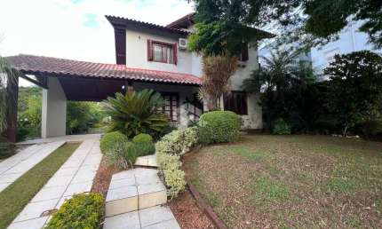 Casa imponente com 03 dormitórios próximo ao Centro