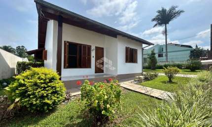 Casa de 2 dormitórios com chapa e piscina no bairro Arroio Grande!