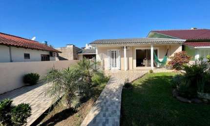 Casa 03 dormitórios, piscina e amplo quintal no bairro Arroio Grande