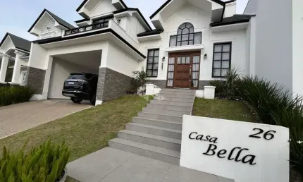 Casa estilo Europeu em frente ao Lago no Cond. Belle Ville, 03 dormitórios