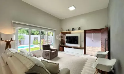 Casa toda plana de 3 dormitórios e piscina no Jardim Europa!